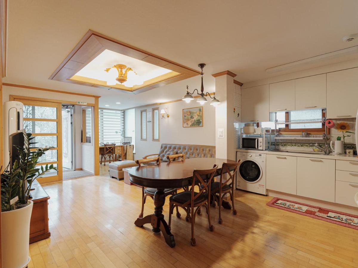 Comfortable home 10 min from Hongik University, 5min from Gajwa station with baby products, 4 Bedrooms 8 people