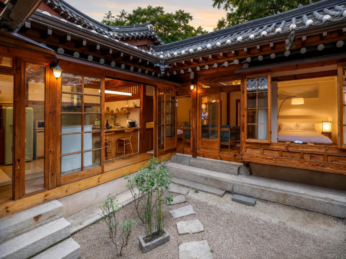 Private hanok in Bukchon, Seoul, 7 people, 3 bedrooms, 2 bathrooms, 6 min walk from Anguk Station Exit 2