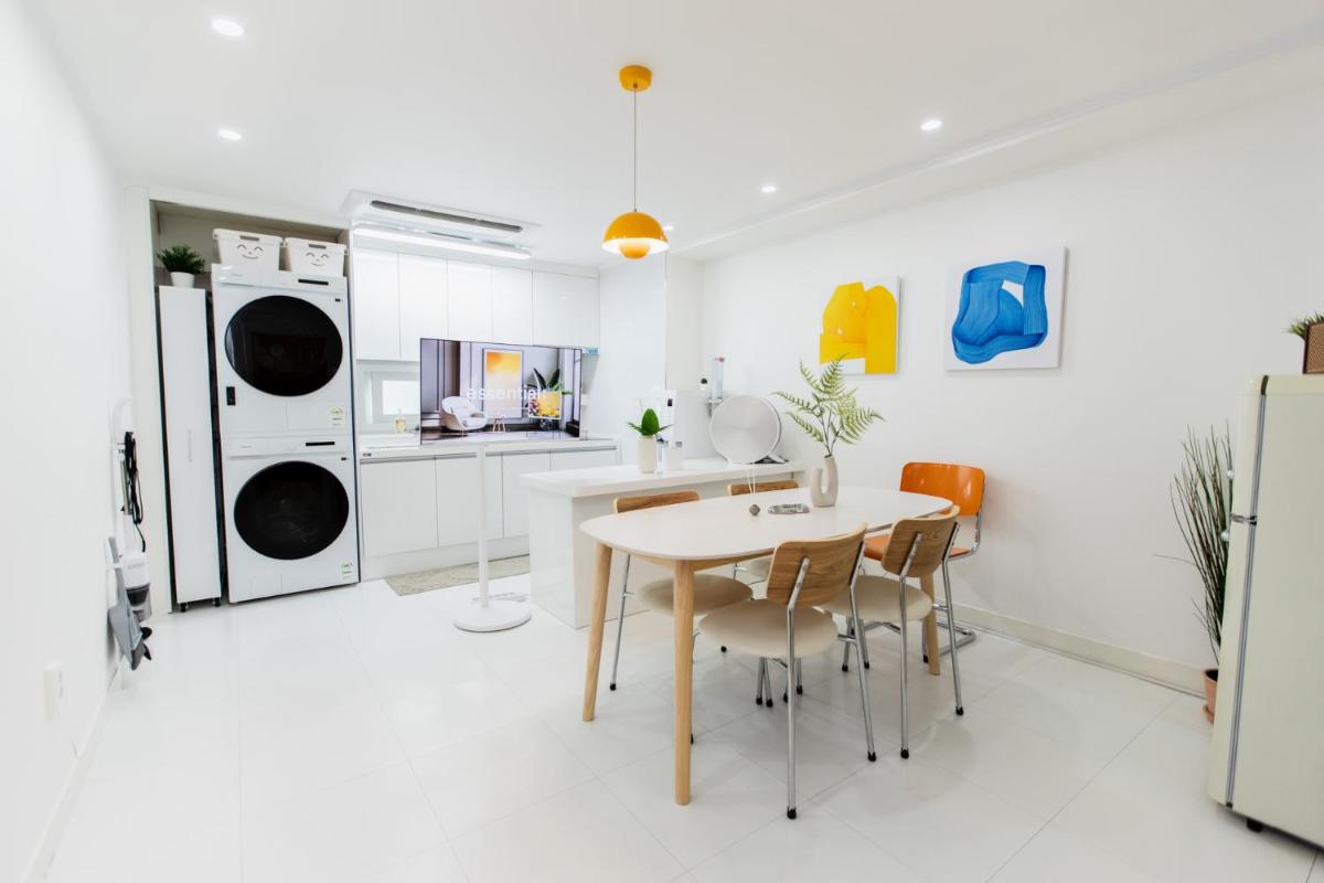 5 mins to Sinchon station, 5 mins to Yonsei Univ and 10 mins Hongik Univ on foot, Denden stay