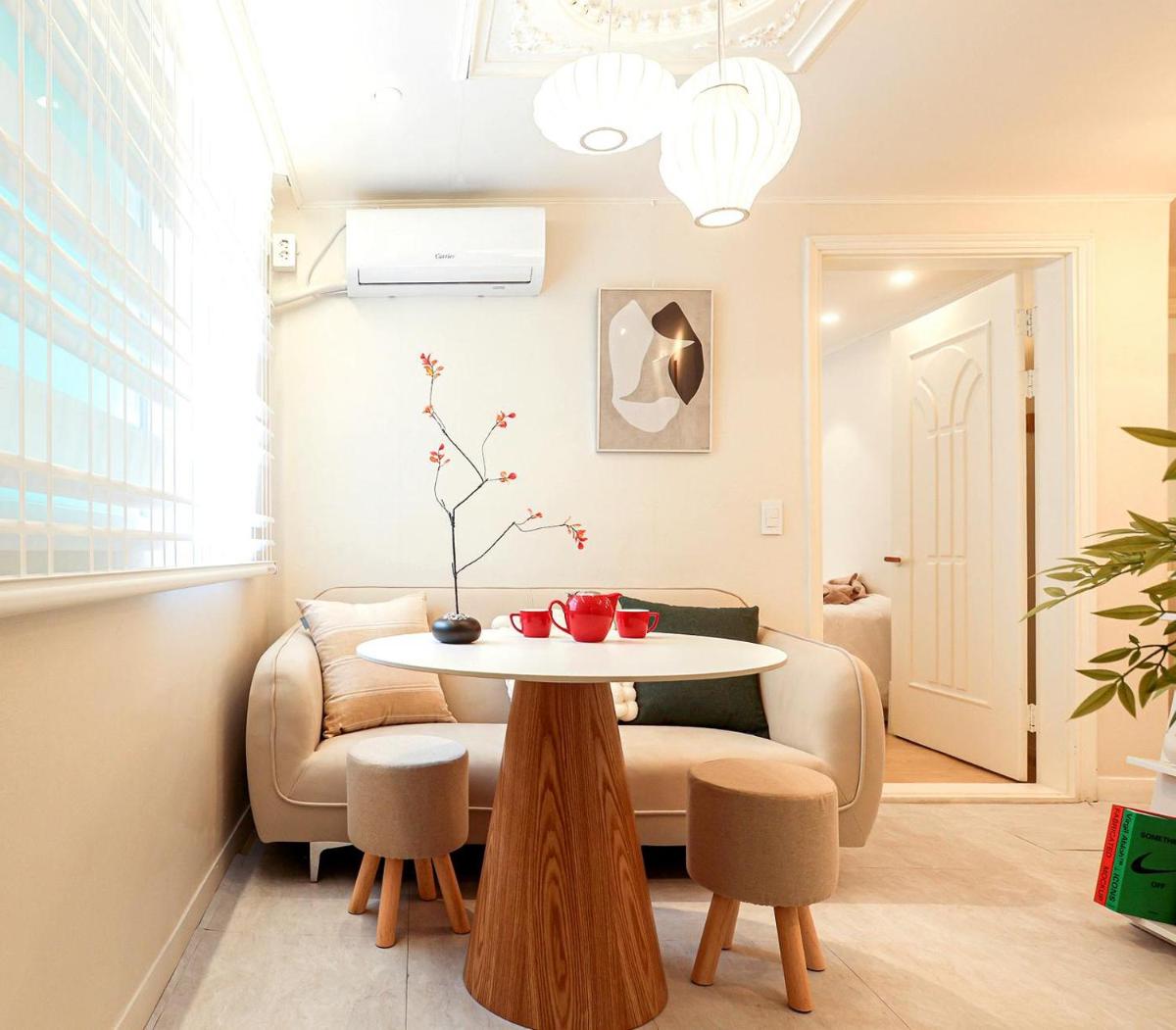 Hongdae#Hongik Univ Station 9 min Walk#Airport Railroad Access#Free Parking#Free Netflix#Free WiFi#Luggage Storage#Washer and Dryer