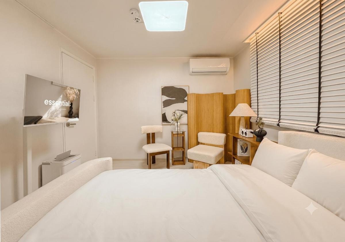 Yongsan Haebangchon, Namsan Tower, Itaewon Street, 10-minute walk to the subway, 15 minutes to Hongdae